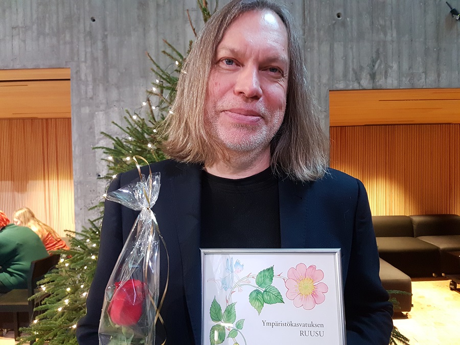 FEE Suomi palkitsi seminaarin yhteydessä dosentti, tutkimusjohtaja Arto Salosen Ympäristökasvatuksen ruusulla.