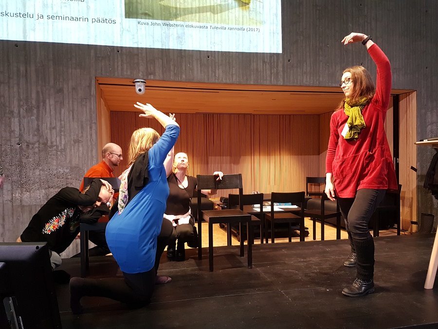 Raja-aitojen ravistelua työpajan tulosten esittelyssä.