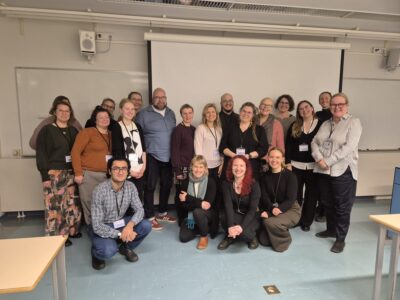 ALT-TEXT: Ryhmäkuva, jossa kaksikymmentä ihmistä.