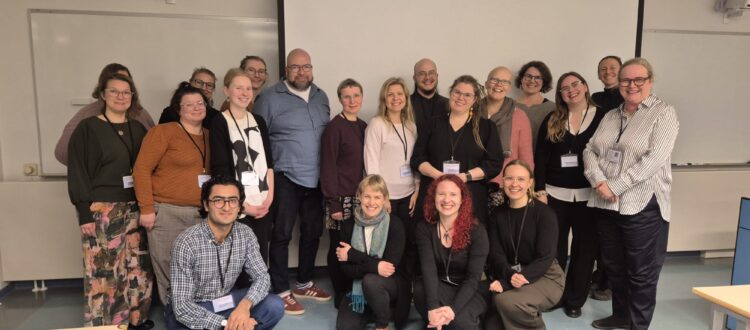 ALT-TEXT: Ryhmäkuva, jossa kaksikymmentä ihmistä.